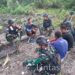 Satgas Yonif 310/KK Bantu Warga Buka Lahan Untuk Berkebun