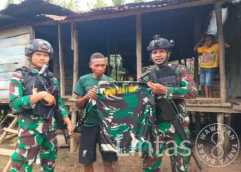 Satgas Yonif 310/KK Bagikan Kaos Bertuliskan “Kidang Kancana” Sebagai Kenang-Kenangan