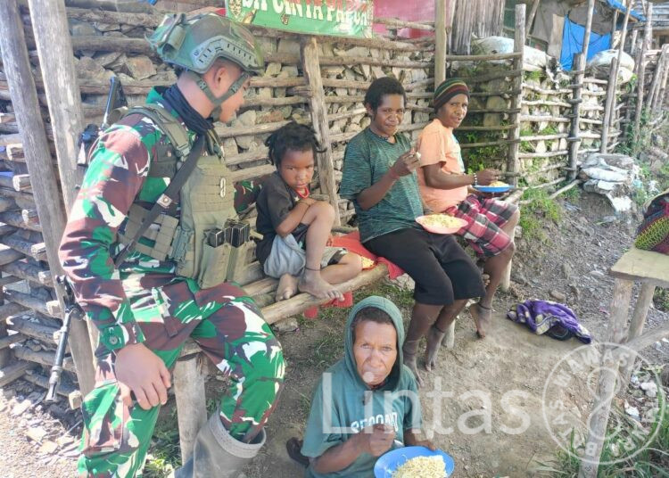 Makan Siang Bersama Prajurit Habema Disambut Sukacita Warga Gelegi