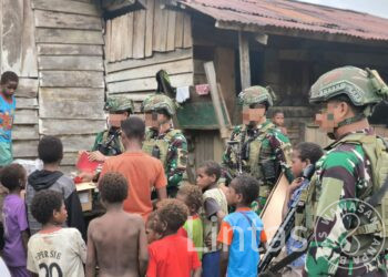 Anak-Anak Kuari Sambut Gembira Pembagian Buku Gratis Satgas Marinir Habema