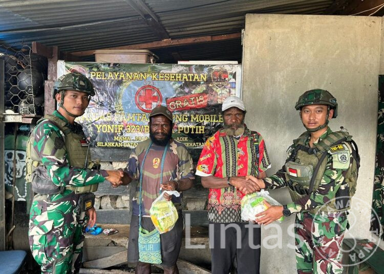 Bagikan Sembako, Satgas Habema Berbagi Kasih Dengan Warga Kago