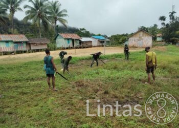 Satgas Yonif 310/KK Bersama Warga Perbatasan Rawat Balai Kampung