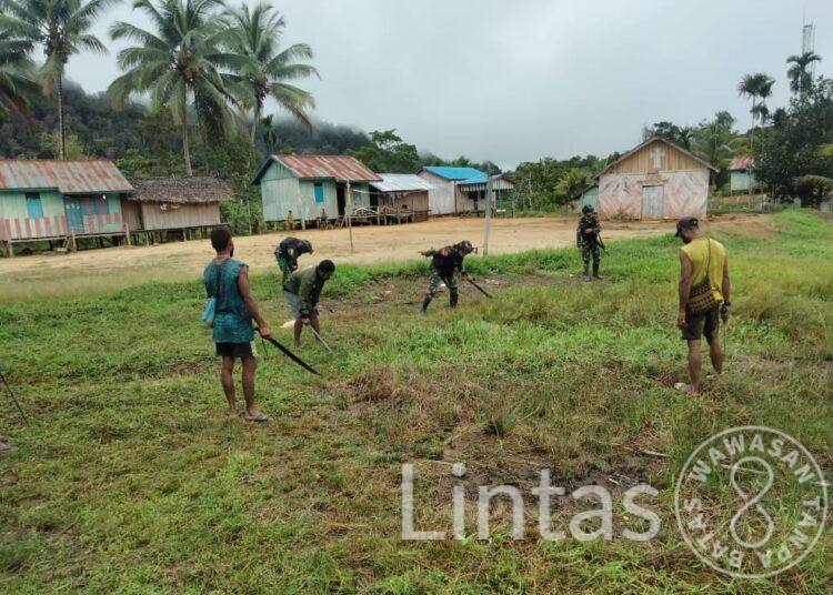 Satgas Yonif 310/KK Bersama Warga Perbatasan Rawat Balai Kampung