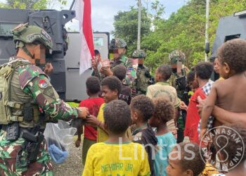 Warga Tomonsatu Sambut Gembira Komsos Satgas Marinir Habema