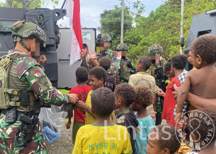 Warga Tomonsatu Sambut Gembira Komsos Satgas Marinir Habema