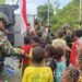 Warga Tomonsatu Sambut Gembira Komsos Satgas Marinir Habema