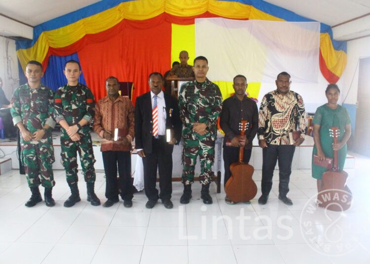 Warga Kenyam Sambut Gembira Bantuan Kasad yang Diserahkan Satgas Habema