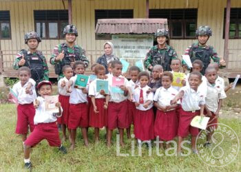 Tumbuhkan Semangat Belajar Anak-Anak Pedalaman Papua, Satgas Yonif 310/KK Bagikan Ratusan Alat Tulis