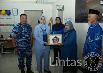 “Bantu Masyarakat, Lanud Husein Sastranegara Gelar Bakti Kesehatan Dan Pembagian Sembako Sambut HUT Ke-79 TNI”