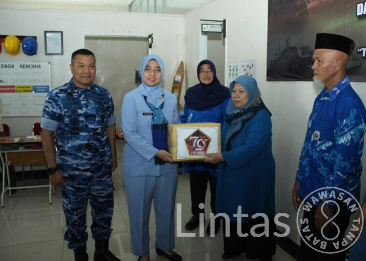 “Bantu Masyarakat, Lanud Husein Sastranegara Gelar Bakti Kesehatan Dan Pembagian Sembako Sambut HUT Ke-79 TNI”