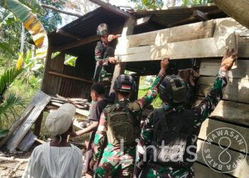 Buktikan Kepeduliannya Pada Masyarakat Perbatasan, Satgas Yonif 310/KK Perbaiki Rumah Warga