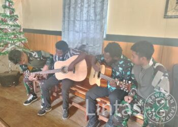 Minggu Kasih, Satgas Yonif 323 Berbagi Al-Kitab & Alat Musik di Gereja Distrik Beoga