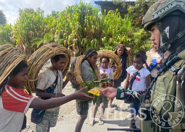 Komsos Satgas Habema Dengan Warga Ndugusiga Kuatkan Silaturahmi