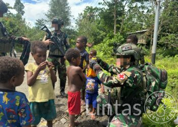 Komsos Satgas Marinir Habema Disambut Gembira Anak-Anak Muara