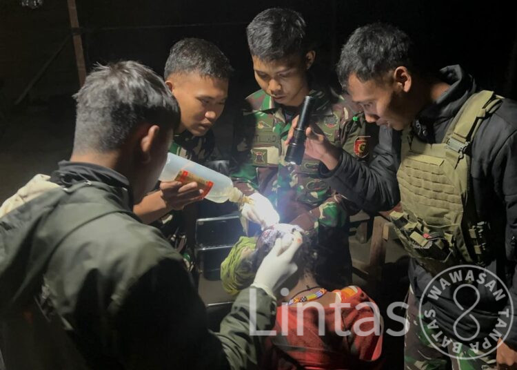 Satgas Yonif 323 Buaya Putih Bantu Obati Luka Masyarakat Akibat Kecelakaan