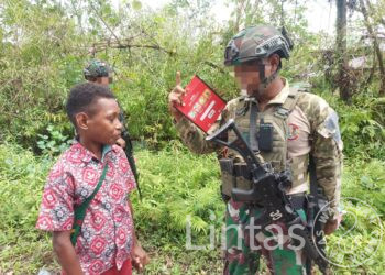 Anak-Anak Kuaserama Sambut Gembira Perlengkapan Sekolah Dari Satgas Marinir Habema