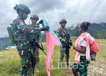 Kepedulian Satgas Habema Berbagi Baju Gratis Disambut Gembira Warga Mamba