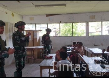 Ini Yang Dilakukan Satgas Yonif 323 Buaya Putih Untuk Bantu Pendidikan di Pedalaman Papua