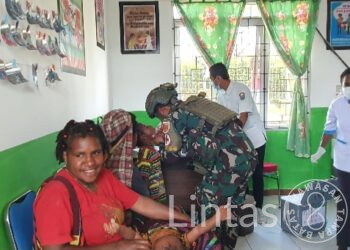 Satgas Yonif 323 Menggandeng Puskesmas Sinak Gempur Polio di Pedalaman Papua