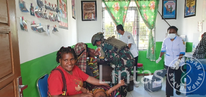 Satgas Yonif 323 Menggandeng Puskesmas Sinak Gempur Polio di Pedalaman Papua