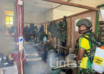 Satgas Habema Bersama Warga Kamat Kerja Bakti Fogging Gereja