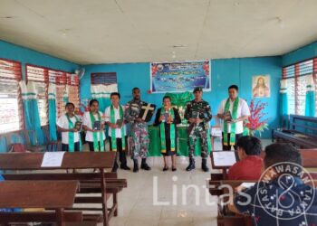 Usai Ibadah Bersama, Satgas Yonif 310/KK Berikan Bantuan Kepada GKI Imanuel Woslay