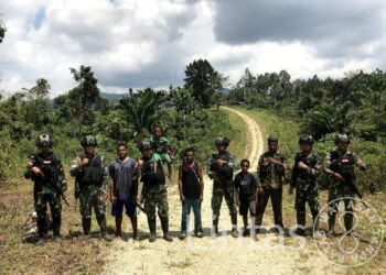Satgas Yonif 310/KK Peduli Kampung, Ajak Warga Bersihkan Jalan