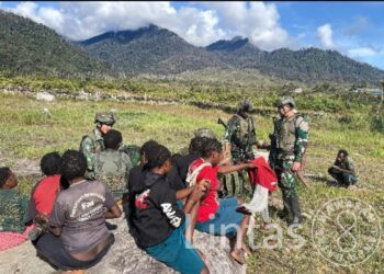 Satgas Mobile Yonif 323 Gencarkan Komsos Ke Masyarakat Pedalaman Papua