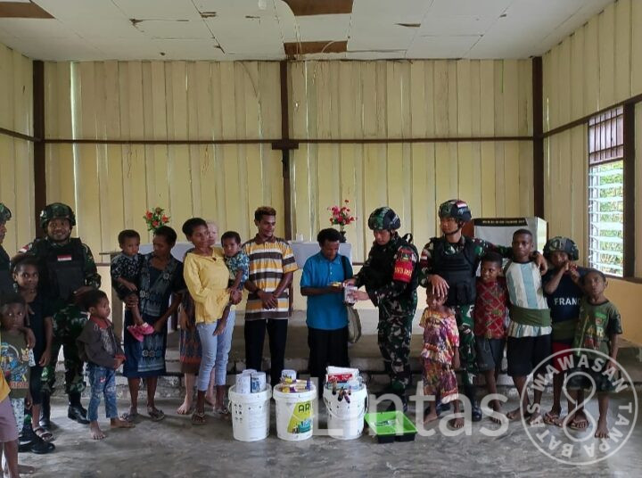 Satgas Yonif 310/KK Sumbangkan Cat Tembok Untuk Gereja Santo Petrus