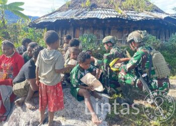 Warga Kelemame Antusias Sambut Komsos Satgas Habema