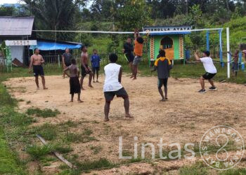 Olahraga Bersama Satgas Habema dengan Warga Ayata Perkuat Kemanunggalan TNI-Rakyat