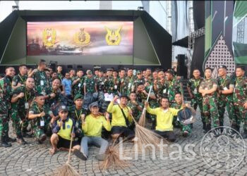 Pesta Rakyat HUT ke-79 TNI Usai, TNI Dan Masyarakat Kompak Bersih-Bersih Monas