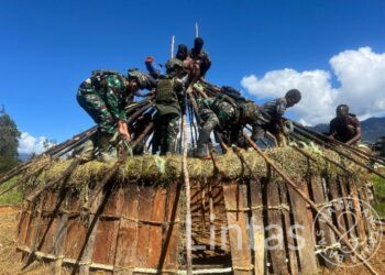 Satgas Habema Bersama Warga Gotong Royong Bangun Honai di Yenggernok