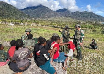 Komsos Satgas Habema Disambut Gembira Warga Wuloni