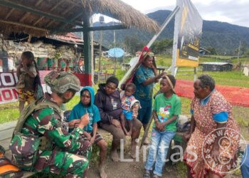 Satgas Yonif 323 Melayani Masyarakat Yang Sakit di Titik Kuat Gome