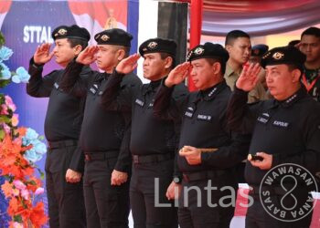 Kasad Hadiri Penganugerahan Brevet Kehormatan Hiu Kencana Kepada Presiden Joko Widodo