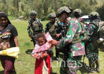 Minggu Berkah Satgas Yonif 323, Membagikan Pakaian Untuk Anak-Anak Pedalaman Papua Tengah