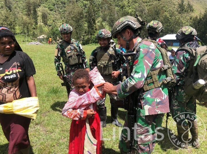 Minggu Berkah Satgas Yonif 323, Membagikan Pakaian Untuk Anak-Anak Pedalaman Papua Tengah