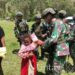 Minggu Berkah Satgas Yonif 323, Membagikan Pakaian Untuk Anak-Anak Pedalaman Papua Tengah