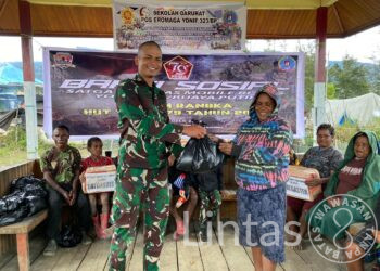 Satgas Yonif 323 Buaya Putih Berikan Bantuan Sembako Dalam Rangka HUT TNI Ke-79