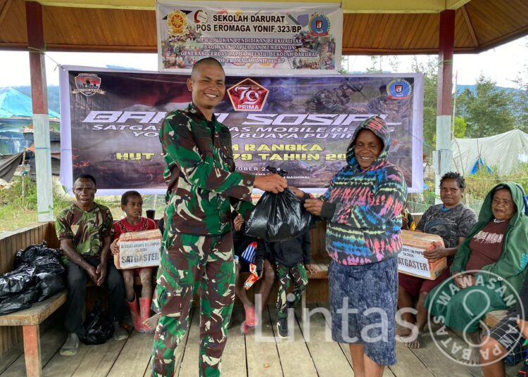 Satgas Yonif 323 Buaya Putih Berikan Bantuan Sembako Dalam Rangka HUT TNI Ke-79