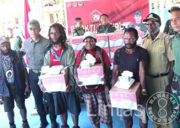 Warga Kwamki Narama Antusias Sambut Baksos HUT Ke-79 TNI Pimpinan Pangkogabwilhan III