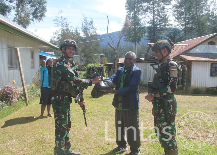 Peringati HUT TNI Ke-79, Satgas Yonif 323 Buaya Putih Bagikan Sembako Kepada Tokoh Agama Dan Masyarakat