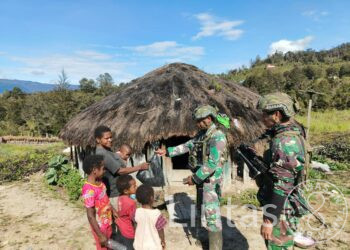 Satgas Yonif 323 Berbagi Kasih Dalam Rangka HUT TNI Ke-79 di Kampung Aminggaru