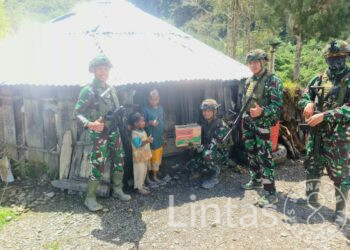 Senyum Bahagia Anak Papua, Prajurit TK Pintu Jawa Satgas Yonif 323 Berbagi Makanan Dan Permen Dalam Rangka HUT TNI Ke-79