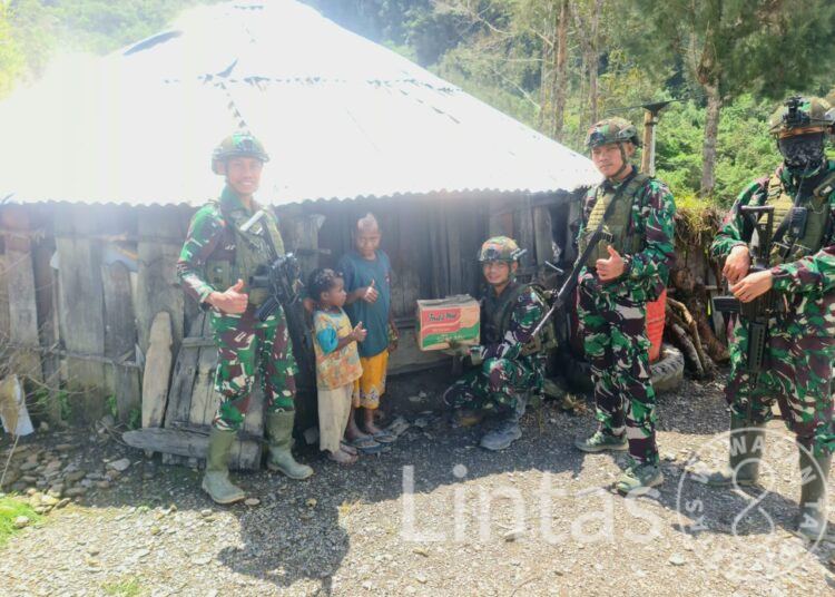 Senyum Bahagia Anak Papua, Prajurit TK Pintu Jawa Satgas Yonif 323 Berbagi Makanan Dan Permen Dalam Rangka HUT TNI Ke-79