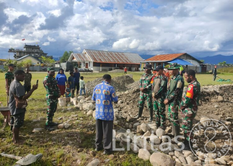 Bersama Satgas Habema, Warga Kemali Bangun Gereja Kenyam