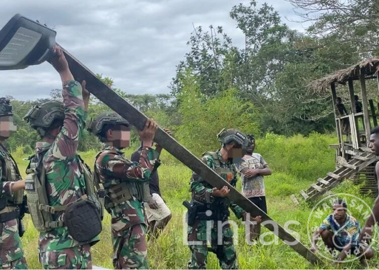 Lampu Solar Cell Satgas Marinir Habema Terangi Sokamu