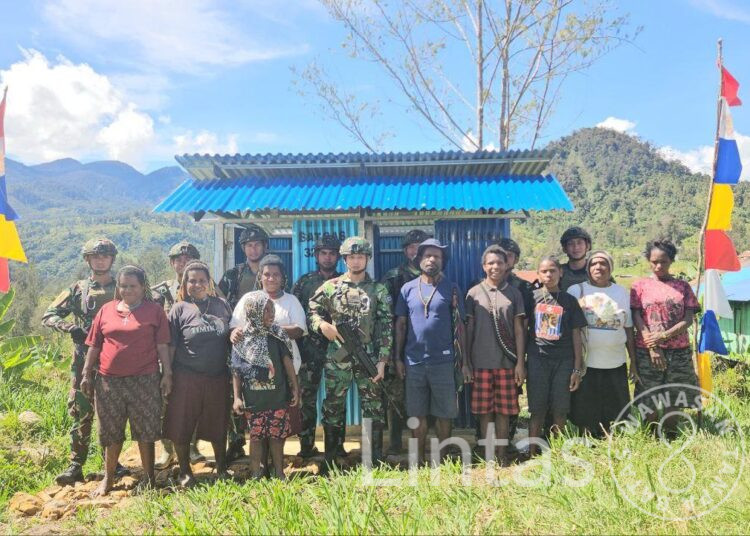 Dalam Rangka HUT TNI Ke-79, Satgas Yonif 323 Bangun MCK Untuk Masyarakat