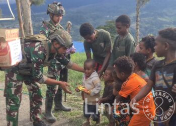 Warga Wombru Antusias Sambut Tali Asih Sembako Satgas Habema